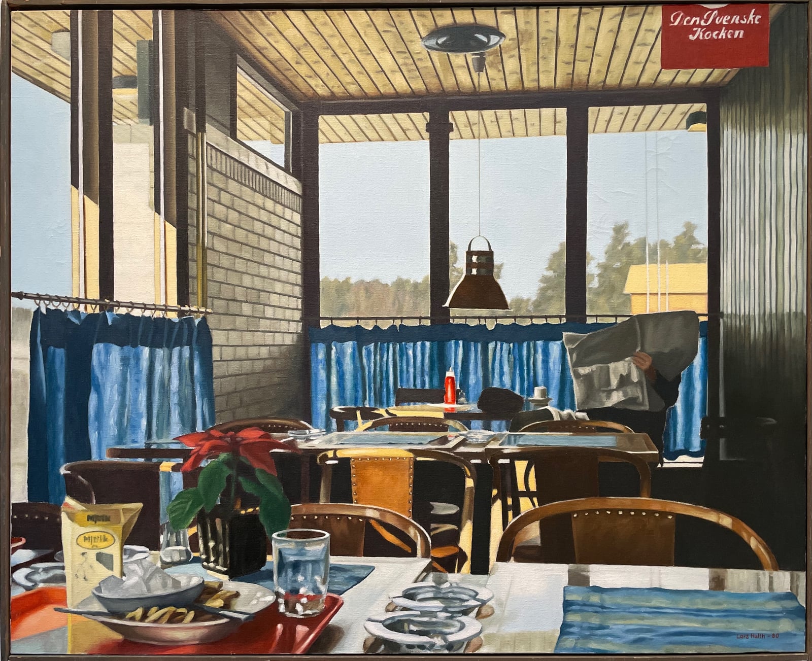 Caféinteriör med läsande gäst